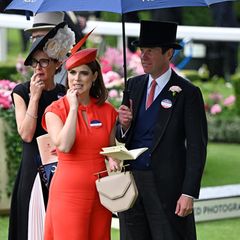 No quinto dia do Royal Ascot, a Princesa Eugenie desfilou pelo gramado verdejante com um vestido esvoaçante e sofisticado decote torcido da marca Whistles. Sua combinação é inusitada: embora as cores dos acessórios sejam bastante simples, a bolsa da M2Malletier se destaca com seu design geométrico em couro. Um verdadeiro chamariz! Sapatos da Aquazzura completam seu visual.