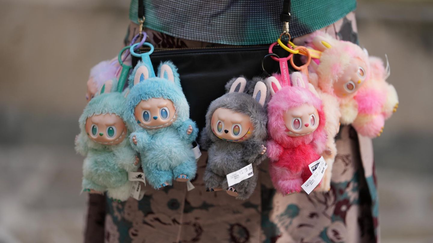 Labubus: Warum jetzt alle die kleinen Plüschmonster an ihre Taschen bringen