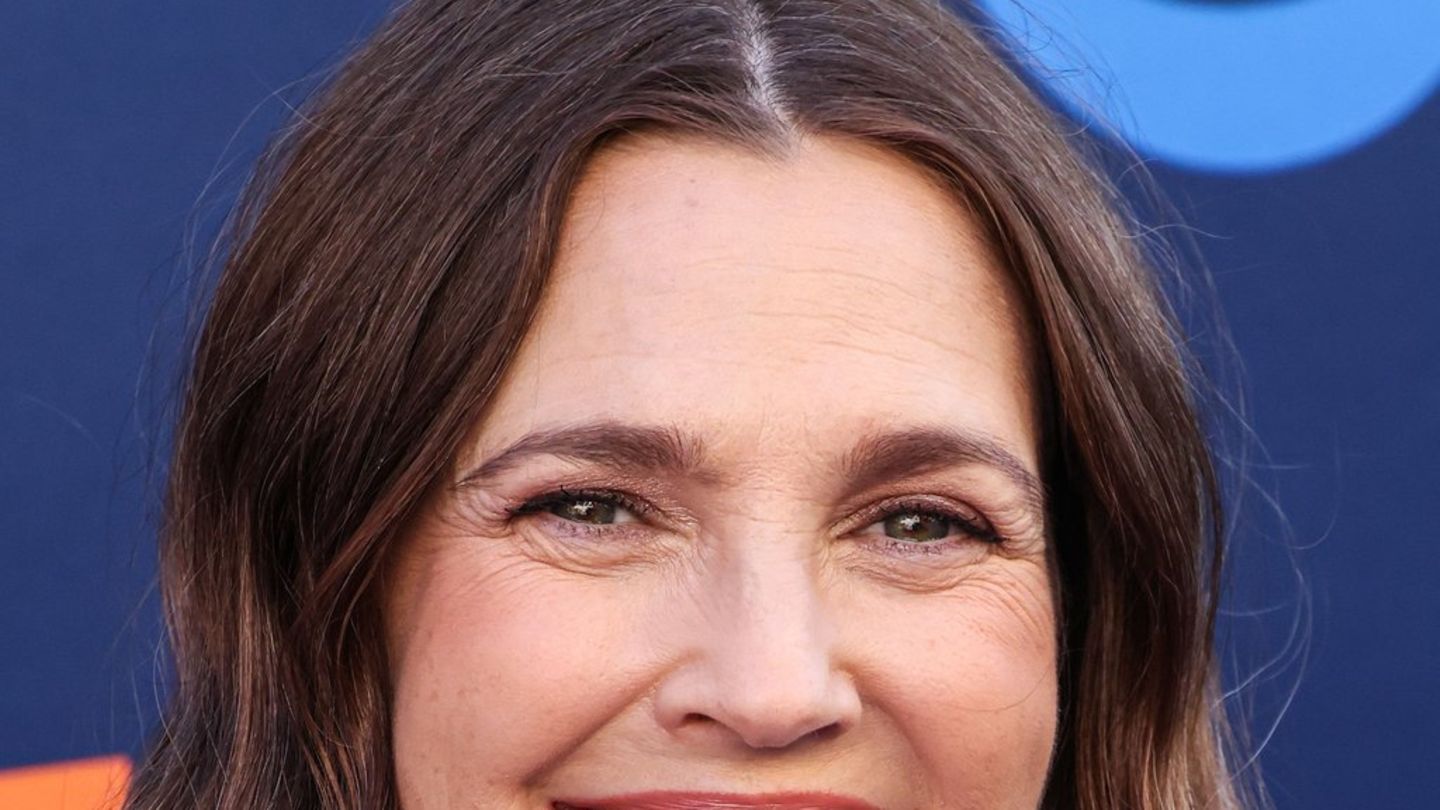 Drew Barrymore: Schauspielerin zeigt sich ungeschminkt im Netz
