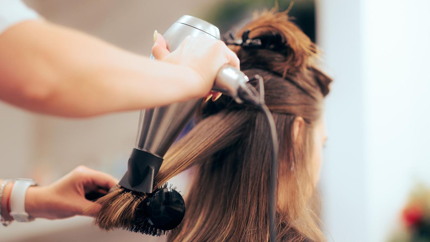 Haare-f-hnen-So-trocknest-du-deine-Haare-richtig