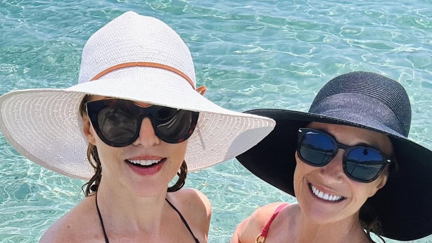 Stars-im-Bikini-In-Italien-am-Strand-tragen-sie-Partnerlook