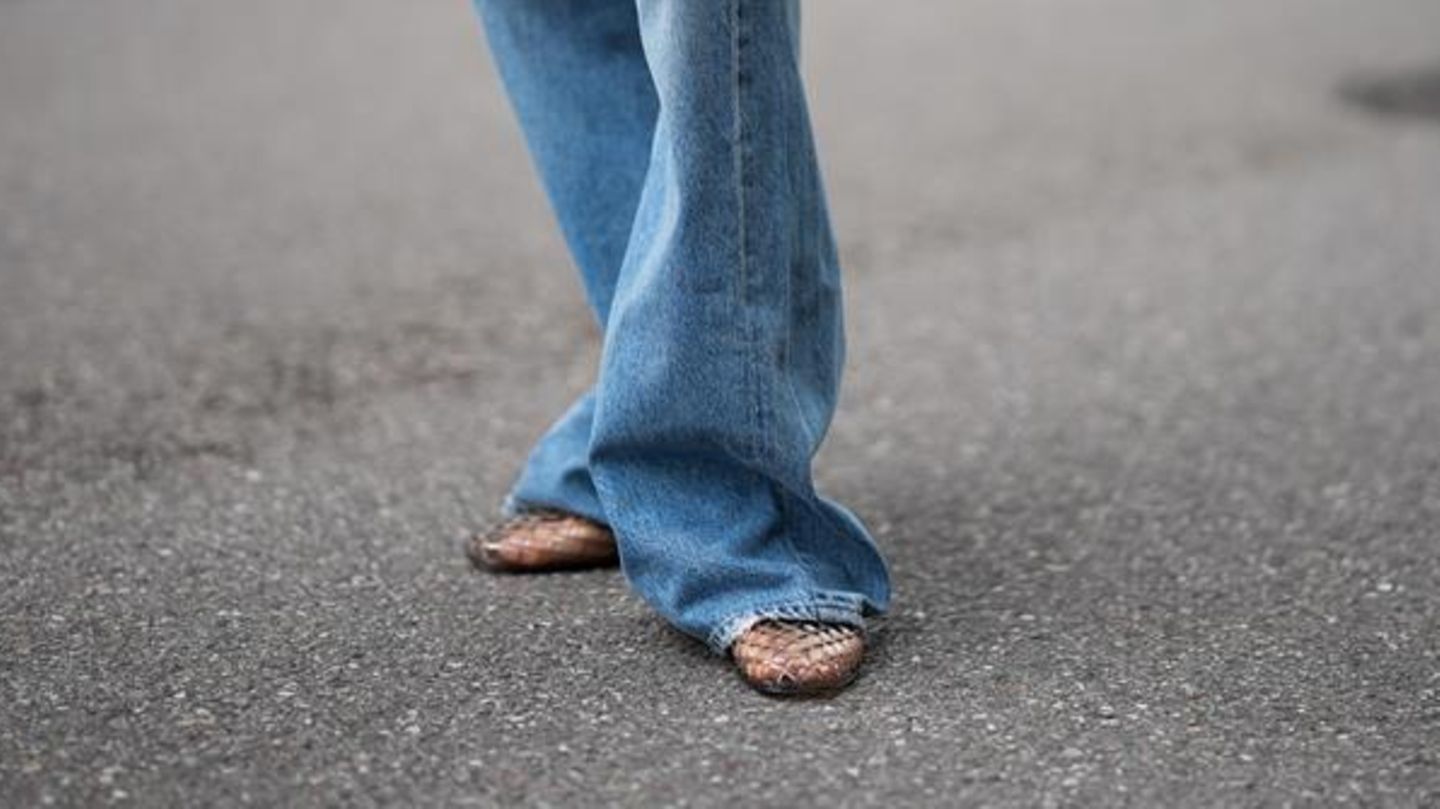 Jelly-Flats-Der-90er-Jahre-Trend-ist-zur-ck-und-so-wirst-auch-du-ihn-lieben