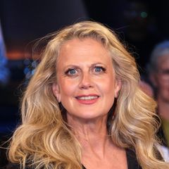 With classic eye makeup, the focus is usually on the upper eyelid. However, with droopy eyelids, this area is often hidden by the lid above. Therefore, it's worth highlighting the droopy eyelid itself. A light shade under the eyebrow and accentuated eyelashes create a beautiful result.