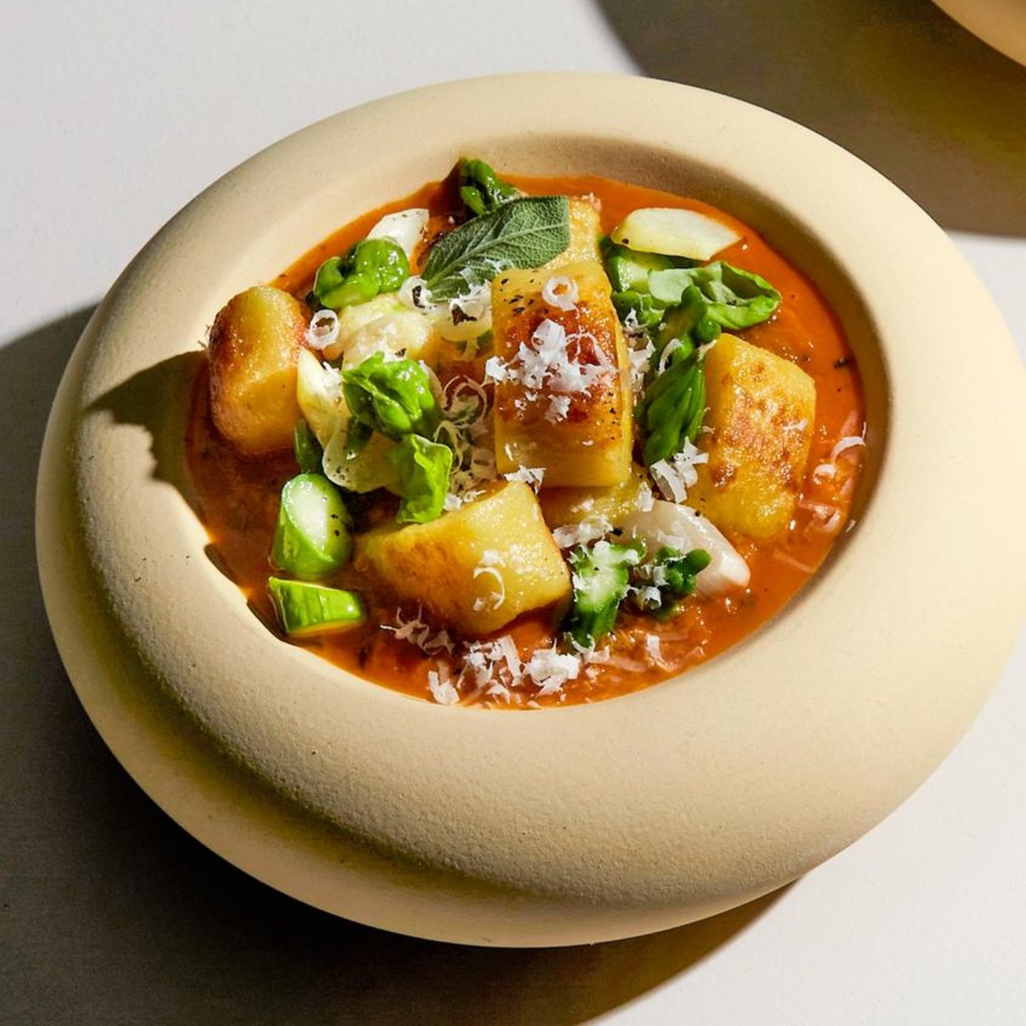 Kartoffel-Gnocchi mit Spargel-Tomaten-Sugo