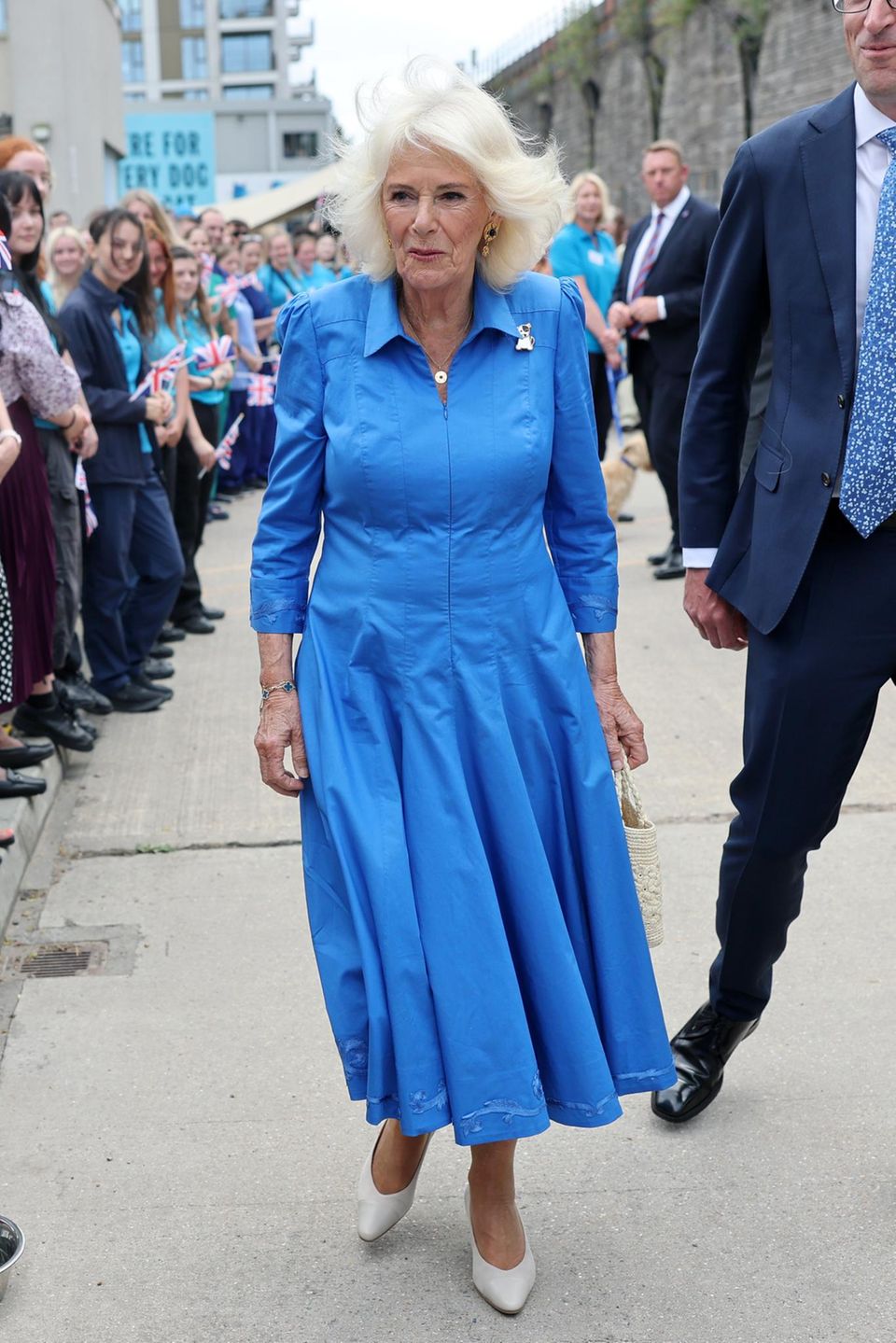 Azul e verde são cores recorrentes no guarda-roupa da Rainha Camilla.