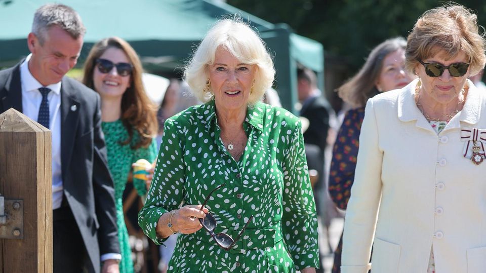 Muster findet man bei Königin Camilla selten – außer Polka Dots. Die Königsgemahlin hat gleich mehrere der Punktekleider. 