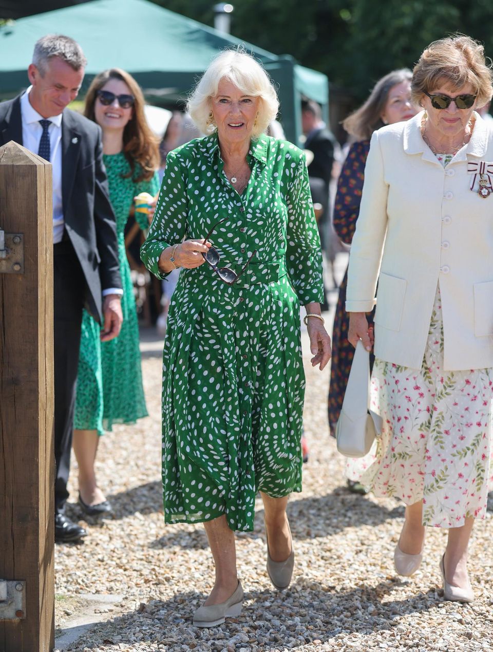 Padrões são raros no vestido da Rainha Camilla – exceto bolinhas. A consorte real tem vários desses vestidos de bolinhas.