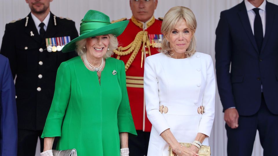 Auch beim Make-up kennt Königin Camilla ihre Farben. So hält sie sich bei ihren Augen zurück, frischt ihren Teint mit pinkfarbenem Blush auf und trägt auch auf ihren Lippen meist Pink oder Rosatöne. 