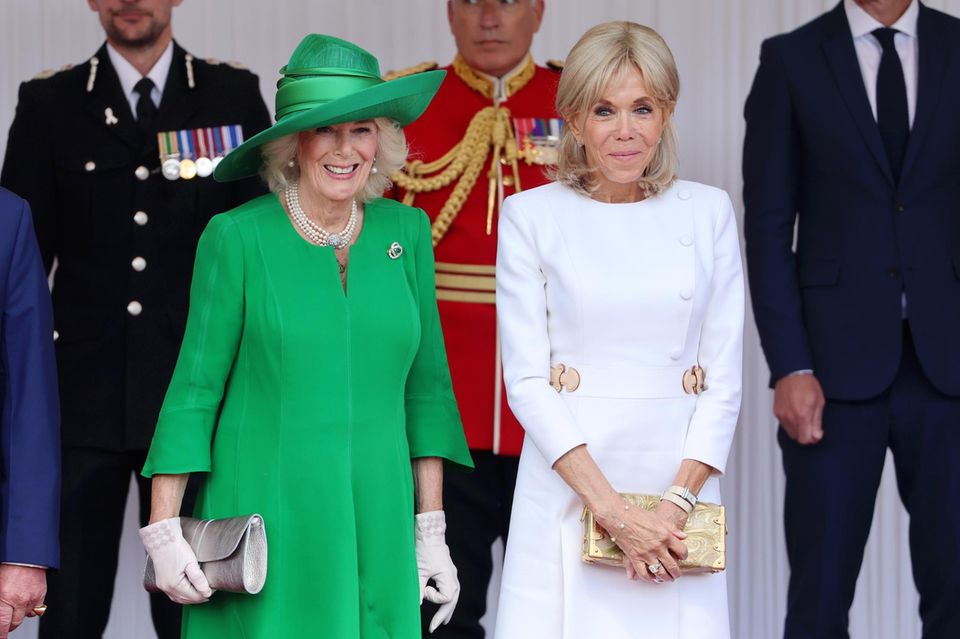 A Rainha Camilla também sabe usar cores quando o assunto é maquiagem. Ela mantém os olhos discretos, refresca a pele com blush rosa e geralmente usa tons de rosa nos lábios.