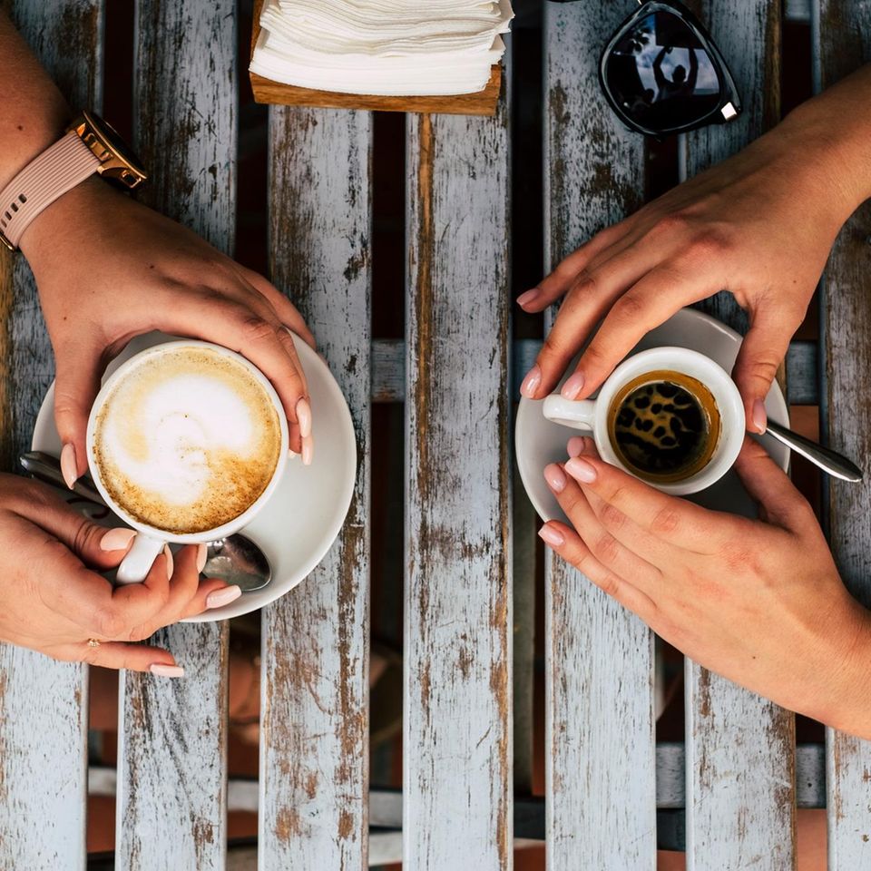 Freunde Gespräch bei Kaffee