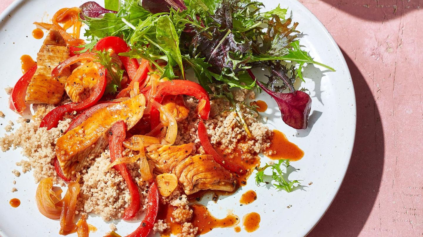 Paprika-Puten-Geschnetzeltes mit Dinkel-Couscous und Kräutersalat ... Paprika-Puten-Geschnetzeltes mit Dinkel-Couscous und Kräutersalat ...