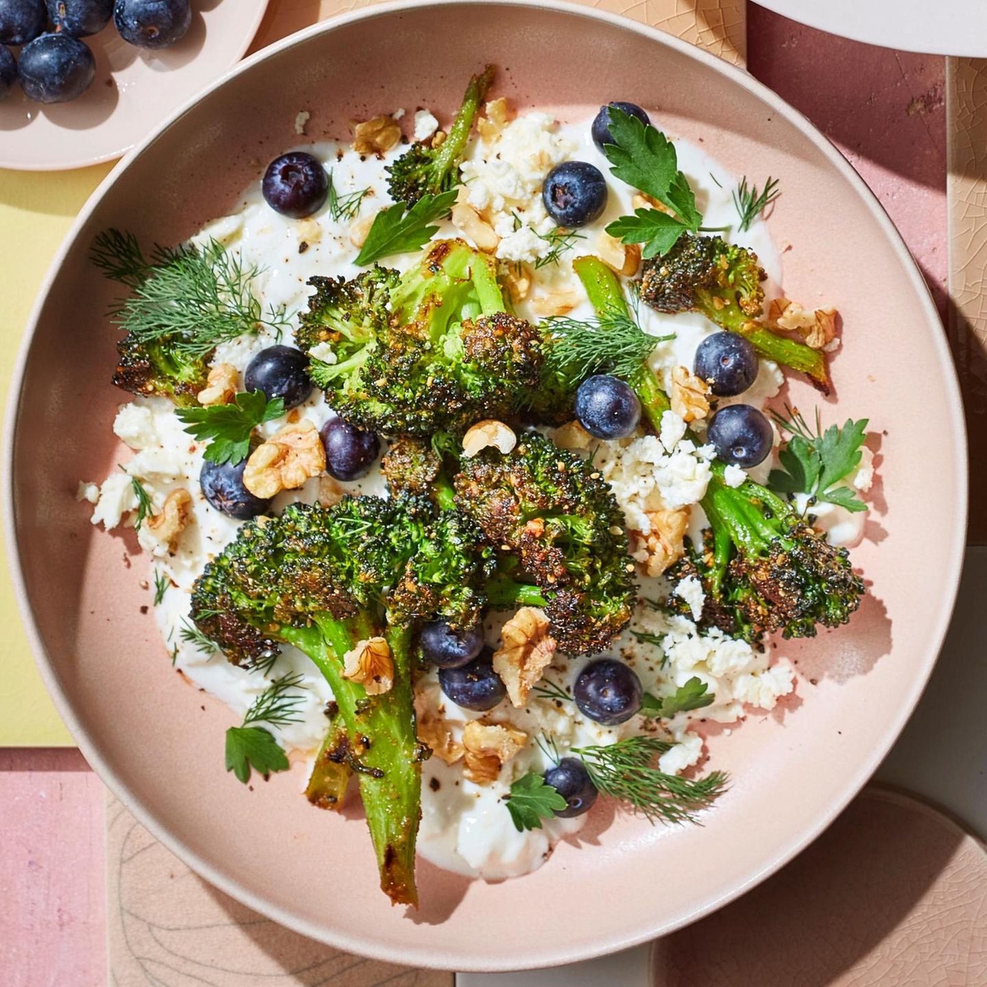 Gerösteter Brokkoli mit Zitronen-Feta-Creme und Walnüssen