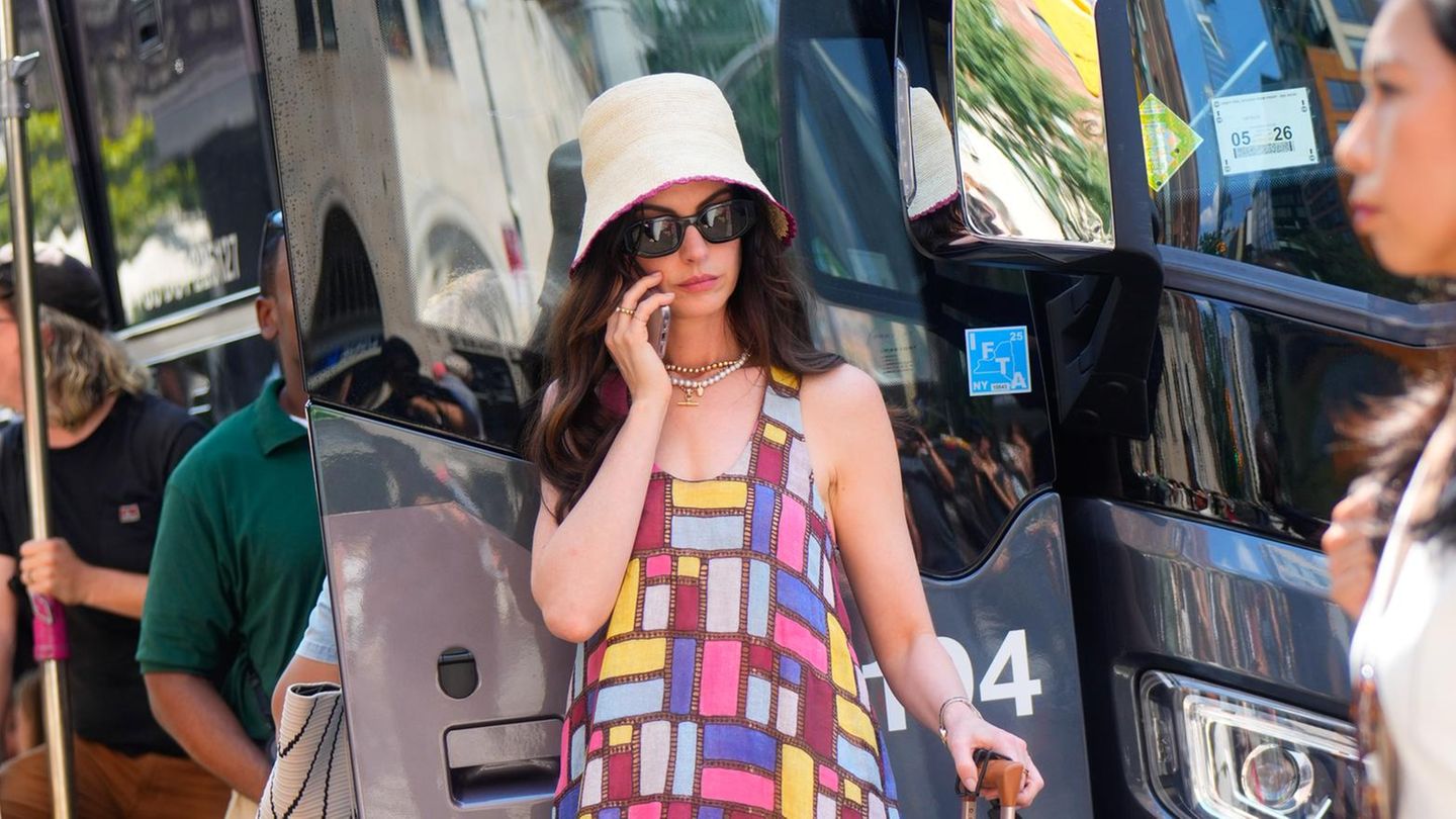 Promi-Looks-Anne-Hathaway-ist-zur-ck-als-Andy-Sachs-und-ein-Detail-macht-stutzig