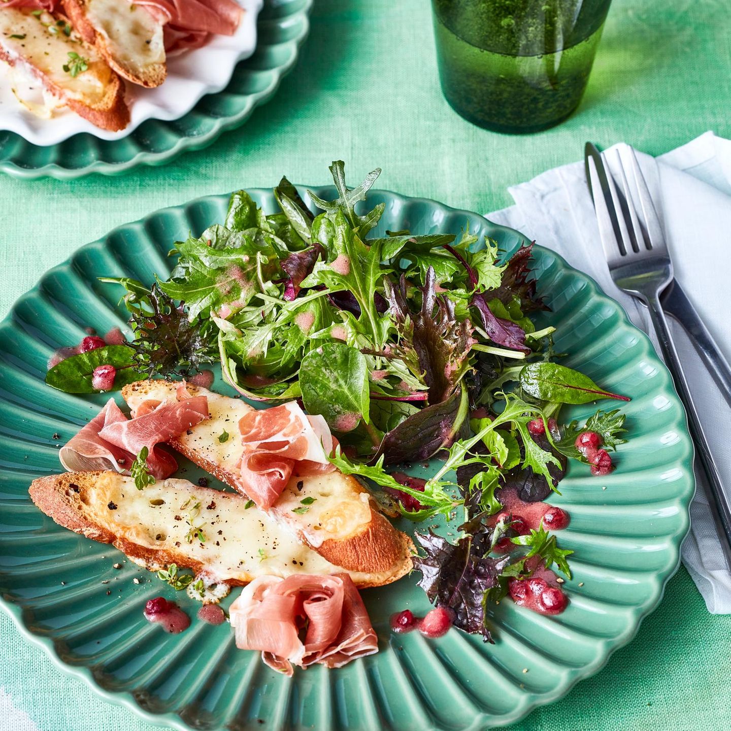 Käse-Crostini mit Parmaschinken und Babyleaf-Salat