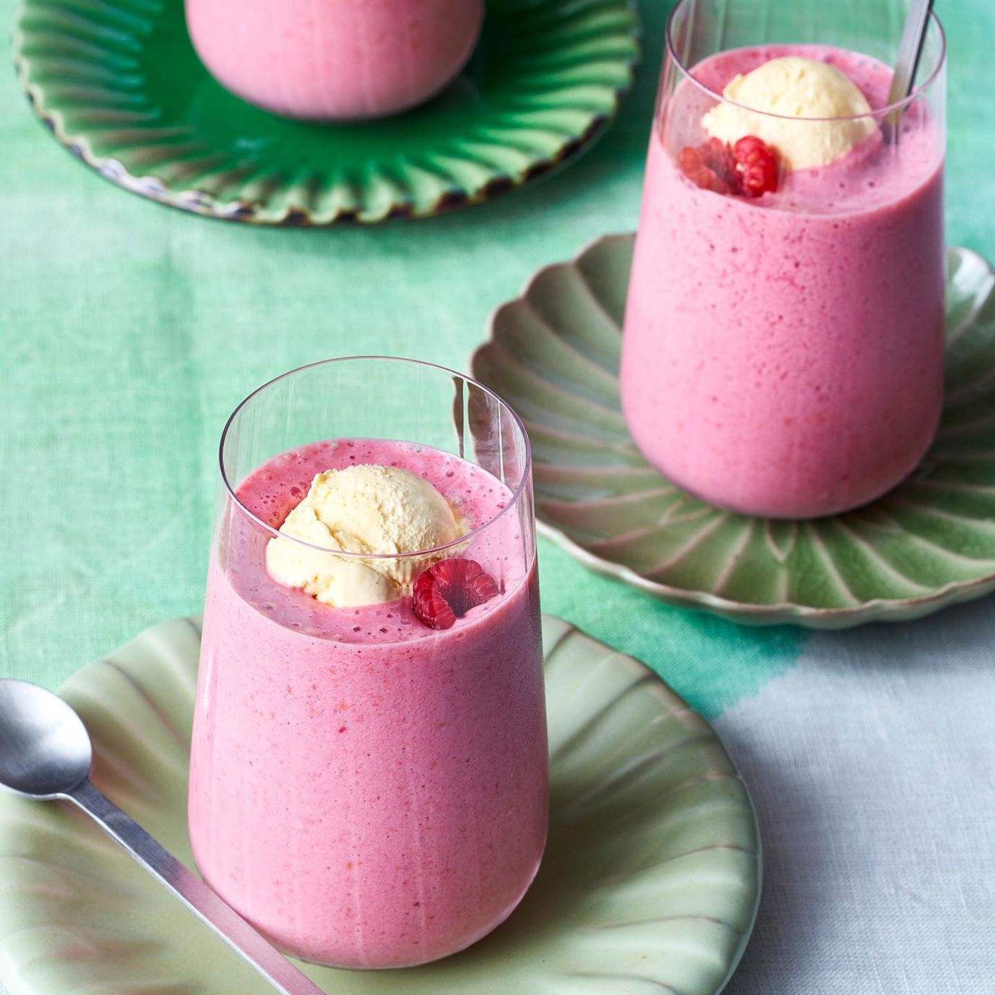 Himbeer-Frappé mit Ziegenmilch