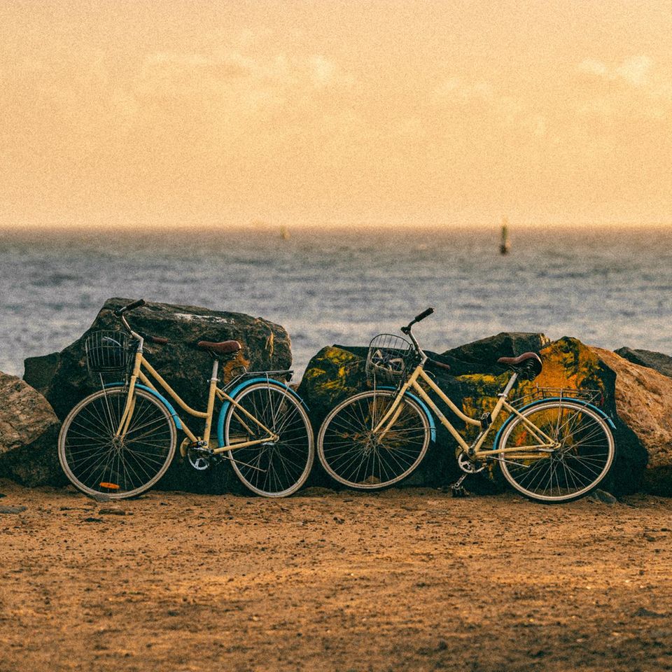 Fahrräder am Strand: Warum Nostalgie so wichtig für unsere psychische Gesundheit ist