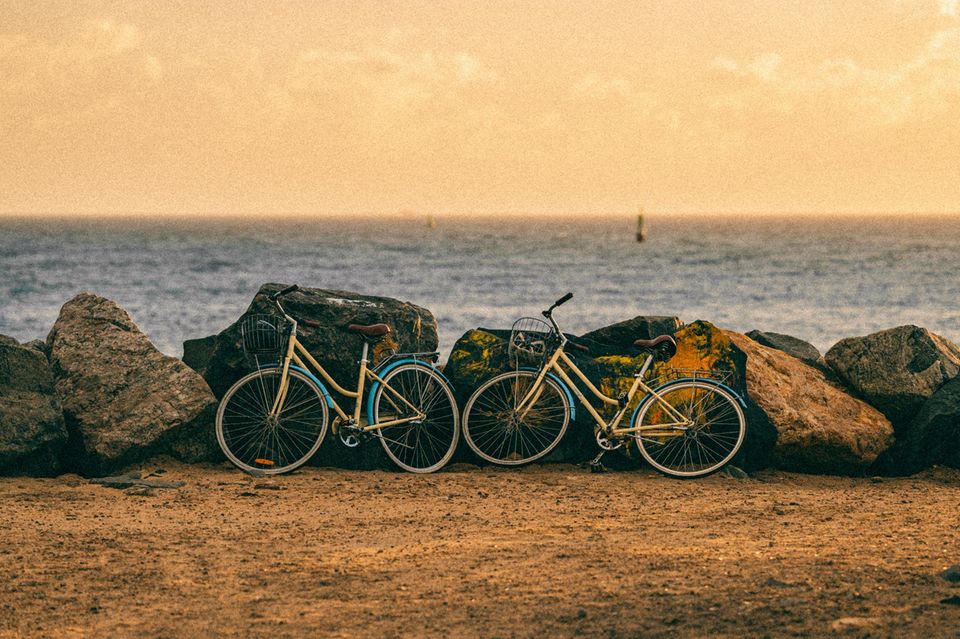Fahrräder am Strand: Warum Nostalgie so wichtig für unsere psychische Gesundheit ist