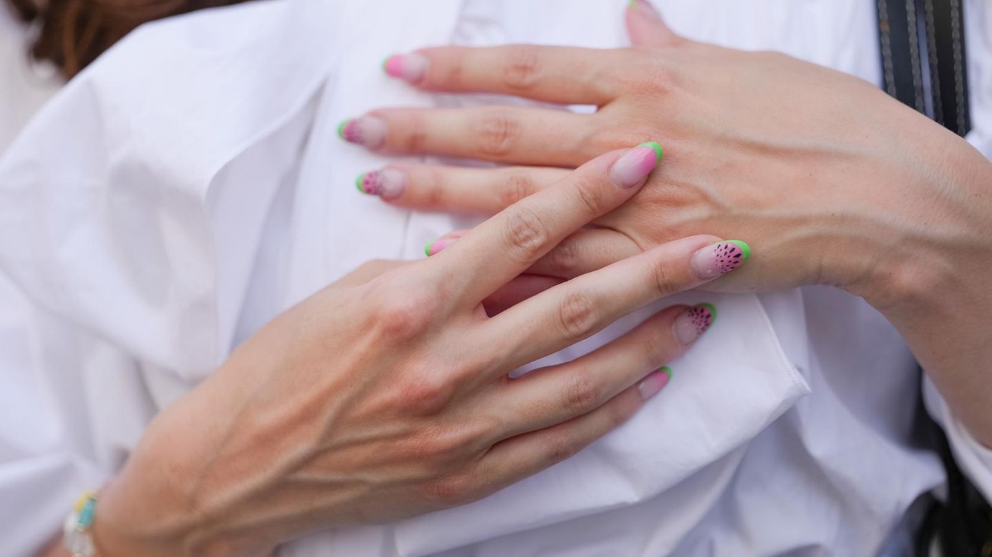 Sommern-gel-11-Nageldesigns-die-dich-stylisch-durch-den-Sommer-bringen