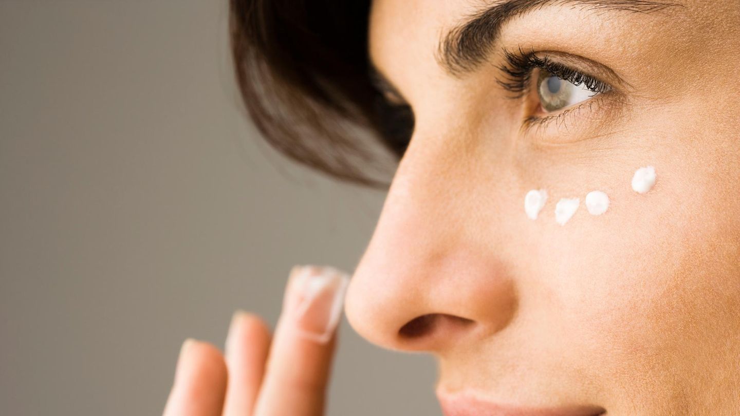 Concealer-fixieren-Mit-der-Wasser-Wind-Methode-bleibt-dein-Concealer-an-Ort-und-Stelle