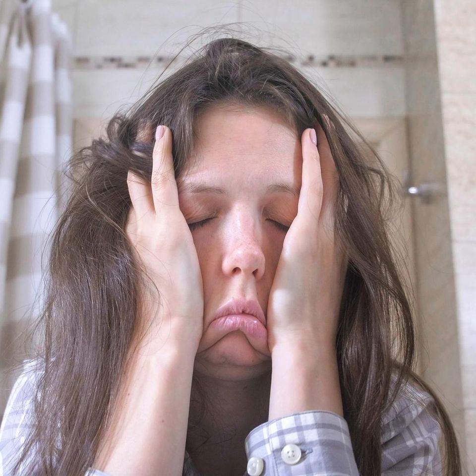 Frau sich die Haare raufend