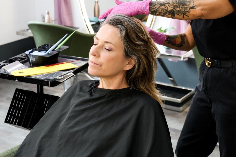 Berrit Arnold during her transition at the hairdresser.