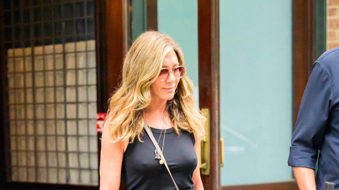Promi-Looks-Jennifer-Aniston-bedient-sich-der-Modetrends-von-Gen-Z