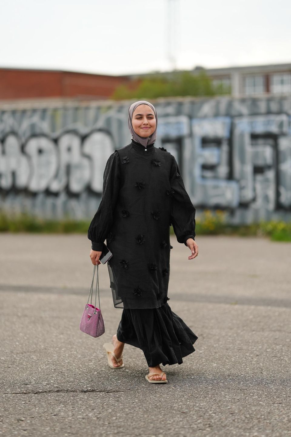 Bu ziyaretçimiz bej tonlarında bir model seçiyor.