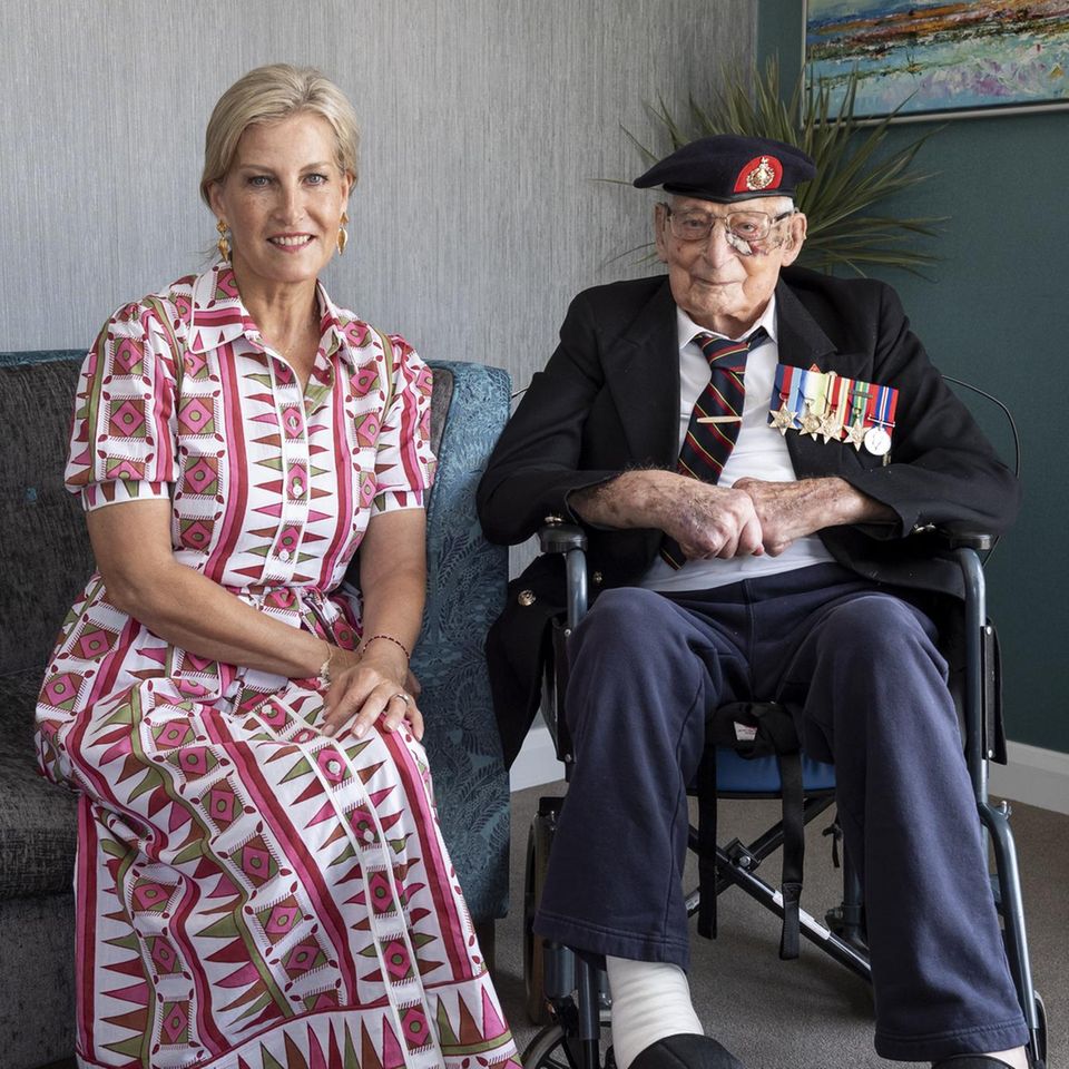Besondere Treffen erfordern auch den passenden Look! So scheint es auch Herzogin Sophie zu denken. Für das Treffen des 105-jährigen Veteranen der Royal Marine, James 'Jim' Wren, in Salisbury führt Sophie das Kleid "Nancy" der Marke "Lecy London" aus. Das Hemdkleid ist mit verspielten, geometrischen Mustern in beispielsweise Pink, Grün und Weiß gearbeitet. Sommerliche Perfektion und weniger Formalität bringen die Wedges von Penelope Chilvers ins Spiel. 