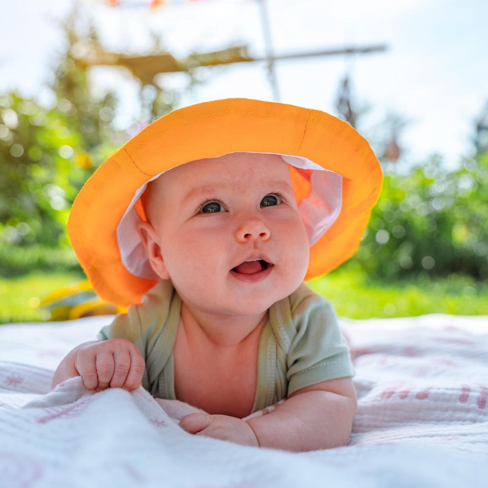 Baby auf Sommerdecke