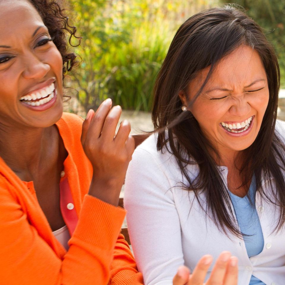 Drei Frauen mittleren Alters, die miteinander lachen