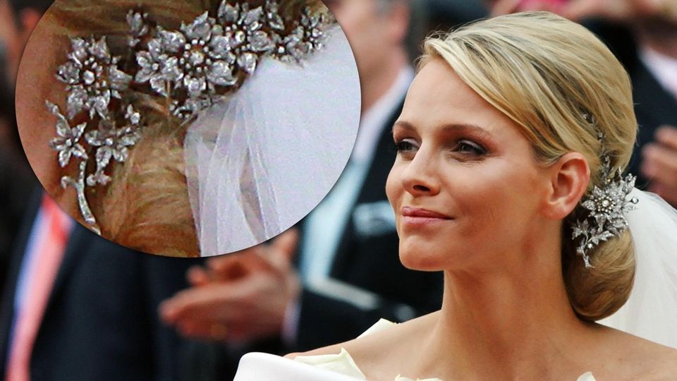 Die auffällige Blumenspange im Haar perfektioniert ihren damaligen Brautlook.