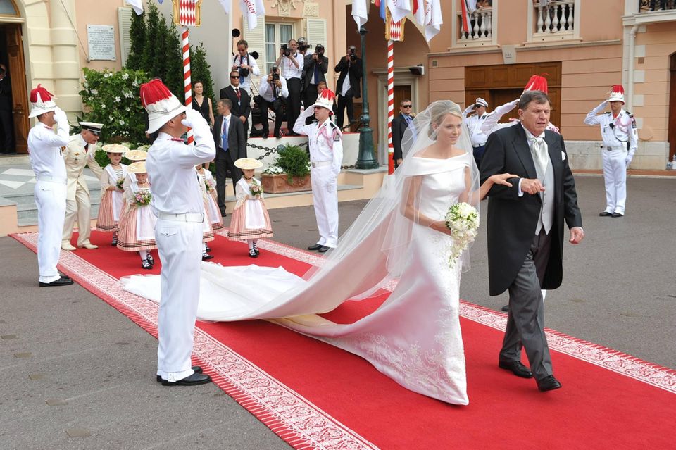 Prenses Charlène'e büyük gününde babası Michael Wittstock eşlik edecek.