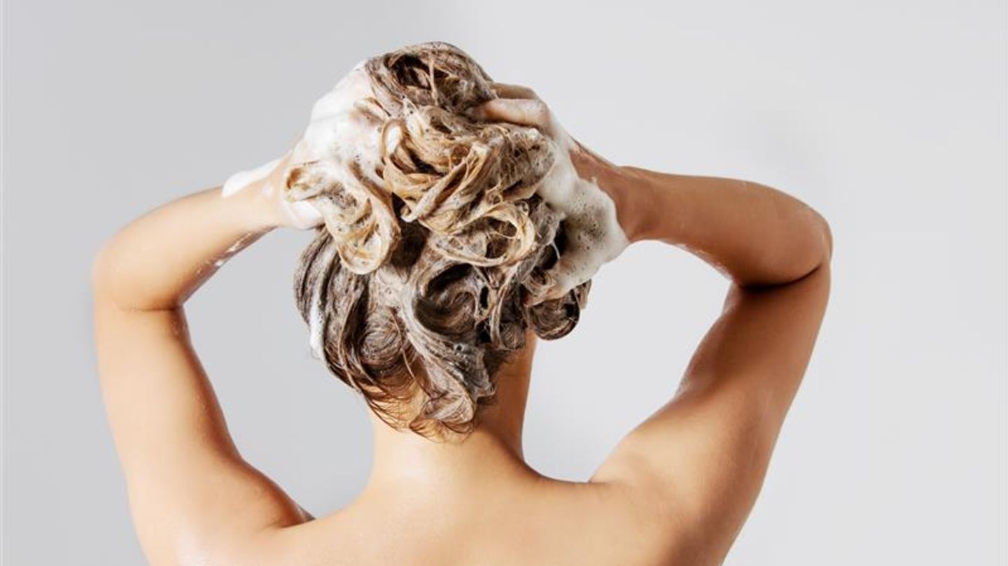 Shampoo-gegen-fettige-Haare-Mit-diesen-Shampoos-bleiben-deine-Haare-l-nger-frisch