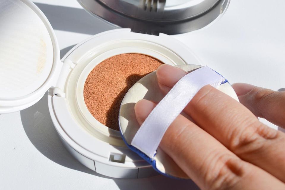 Cushion-Foundation: Make-up, Spiegel und Schwamm in einem. 