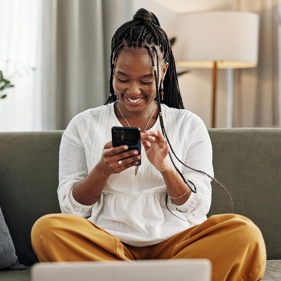 Entspannte Frau am Smartphone: 4 Tipps, wie du dein Gehirn resilienter machst