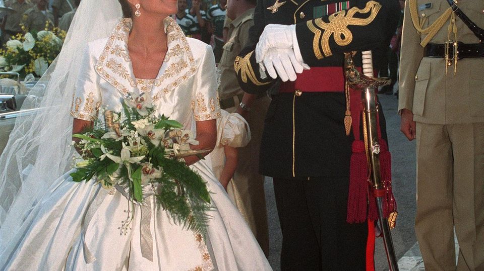 Verliebte Blicke wechseln Königin Rania und König Abdullah am Tag ihrer Hochzeit.