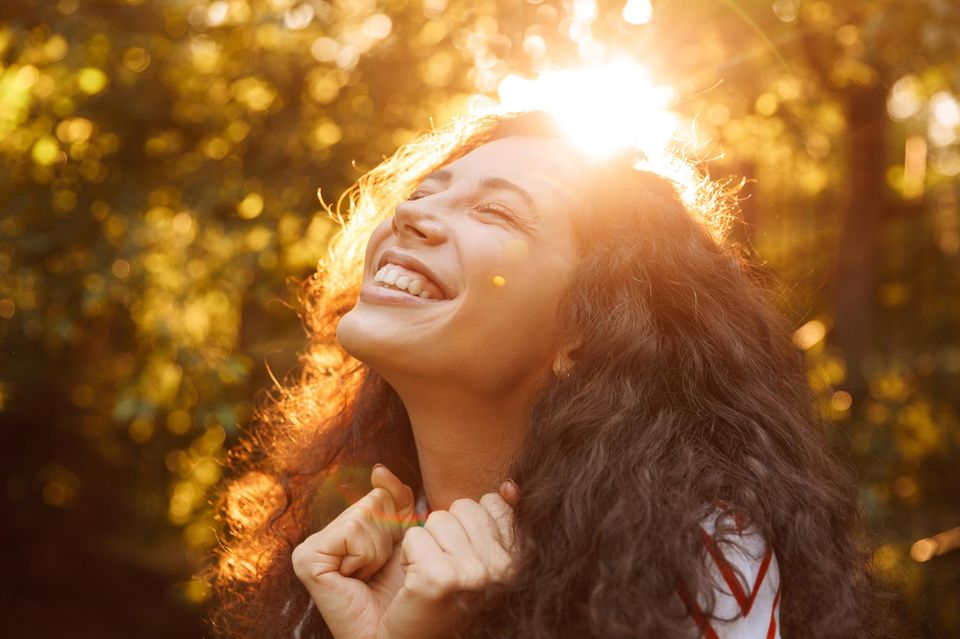 glückliche Frau, Sonne, Spätsommer