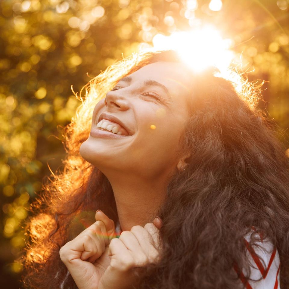 glückliche Frau, Sonne, Spätsommer