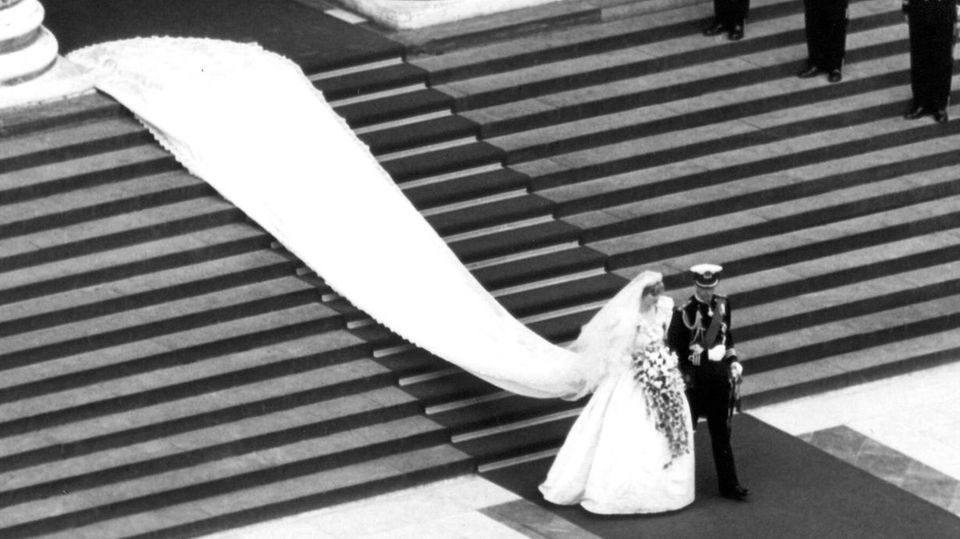 Prinzessin Diana und Prinz Charles verlassen nach ihrer Trauung die Kirche 