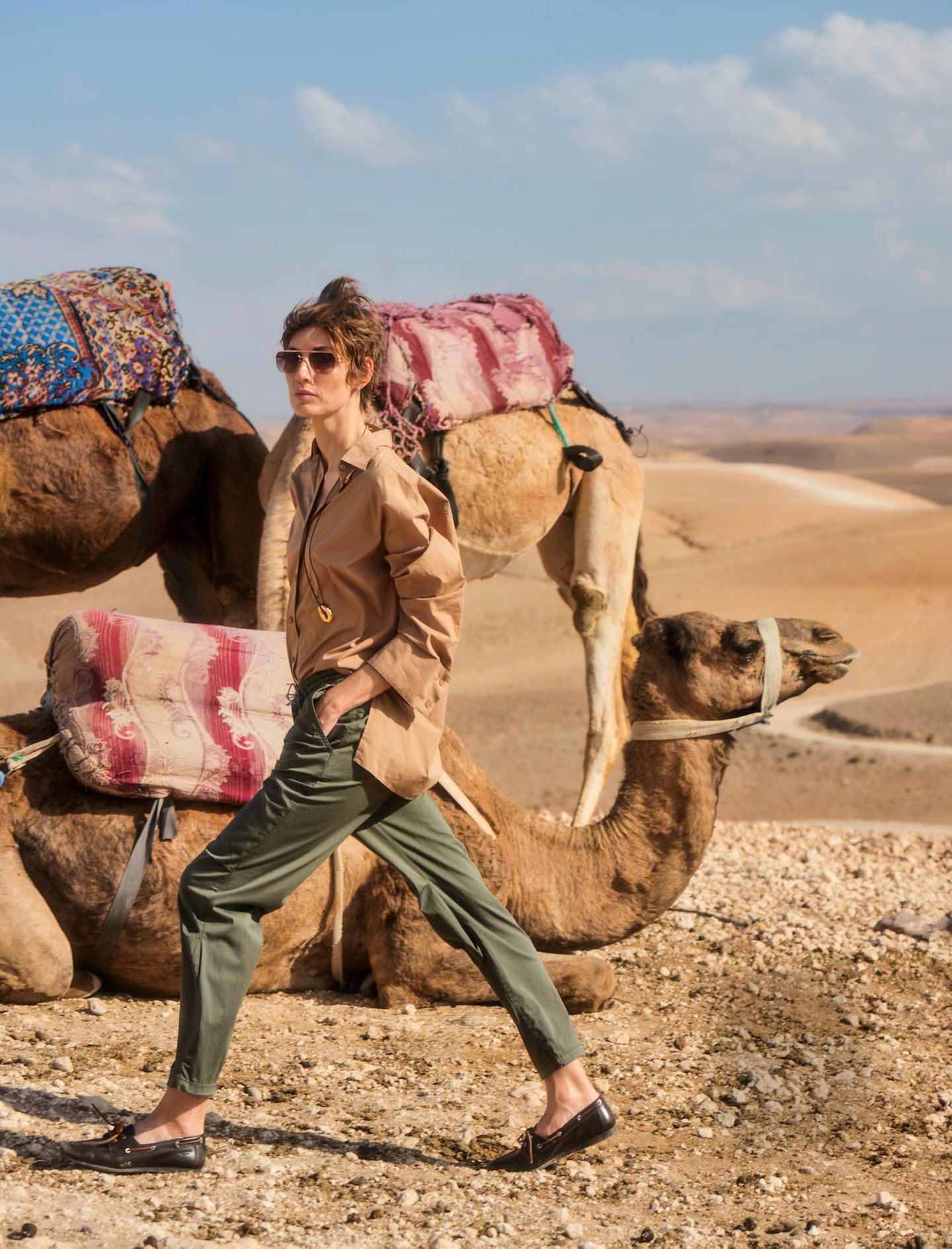 Blusa de algodão orgânico: Marc Cain, aproximadamente 190 euros, calça de moletom verde oliva: Camel Active, aproximadamente 100 euros, brincos: Maria Black, óculos de sol: Mykita, colar: Bruna the Label, sapatos náuticos: Vagabond