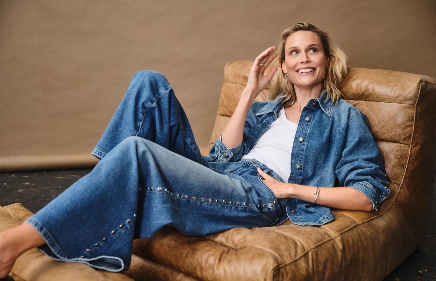 Der Evergreen Jeans erfindet sich immer wieder neu – aktuell mit Verzierungen wie Nieten und dekorativen Knöpfen. Das passt zu mir, weil ... • ich Style-Allrounder brauche, die immer gehen • ein bisschen Glamour im Alltag einfach Spaß macht • Jeans-Teile alterslose Klassiker sind Denim-Hemd mit Nietendetails: Mac Jeans, circa 140 Euro, geripptes Tanktop: Schiesser, circa 30 Euro, weite Jeans mit Nieten: Mac Jeans, circa 150 Euro, Ohrhänger: Tamle, Armspange: Cartier, Ringe: Pandora