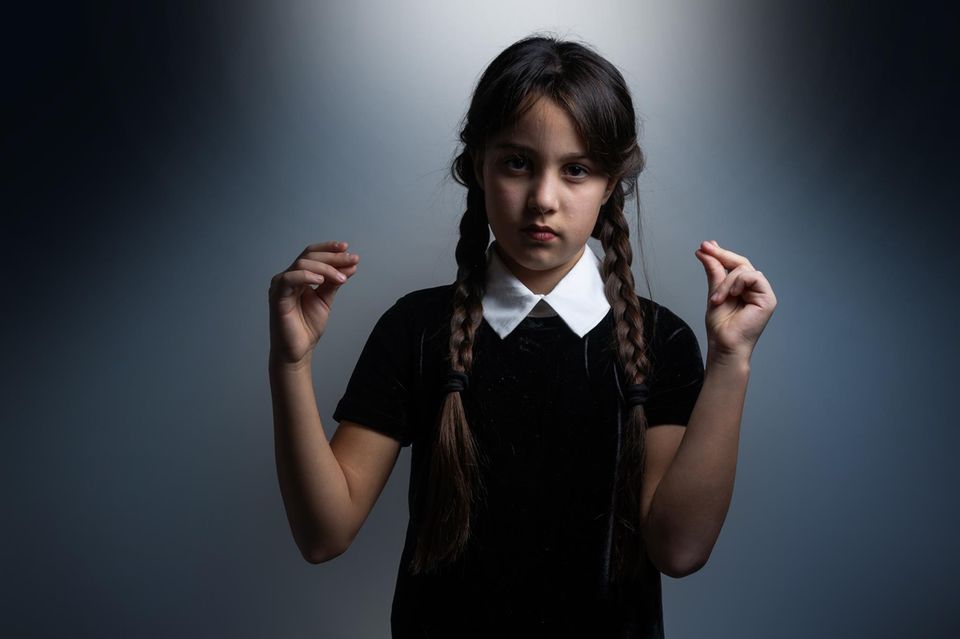 Halloween-Kostüme selber machen: Kind in Wednesday Addams Kostüm