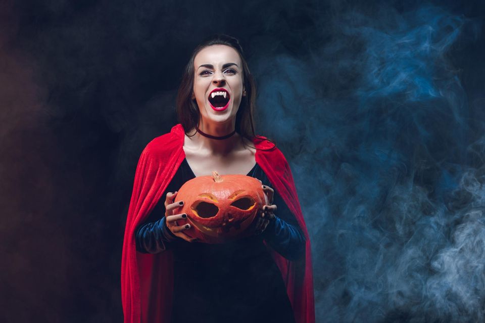 Halloween-Kostüme selber machen: Frau als Dracula verkleidet