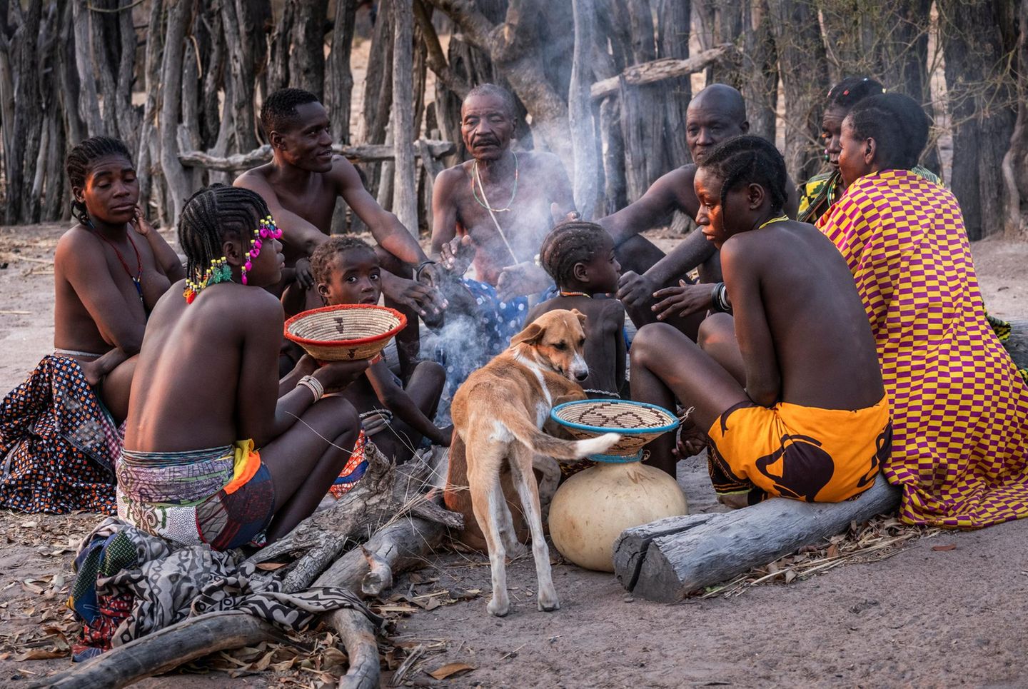Refeição em família: a comunidade Ovadhimba sentada ao redor do fogo