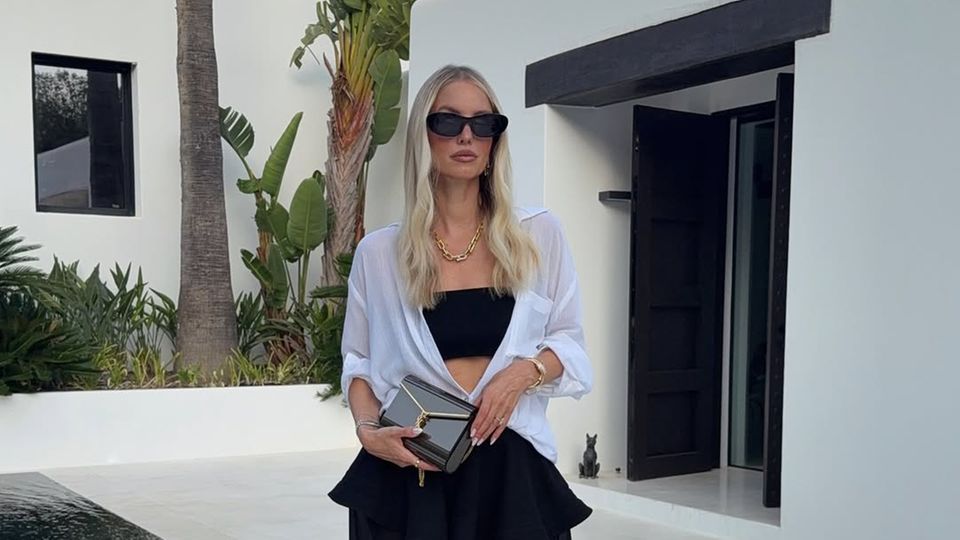 Influencerin Leonie Hanne setzt auf Heels, ein Bandeau-Top und eine zarte Bluse.