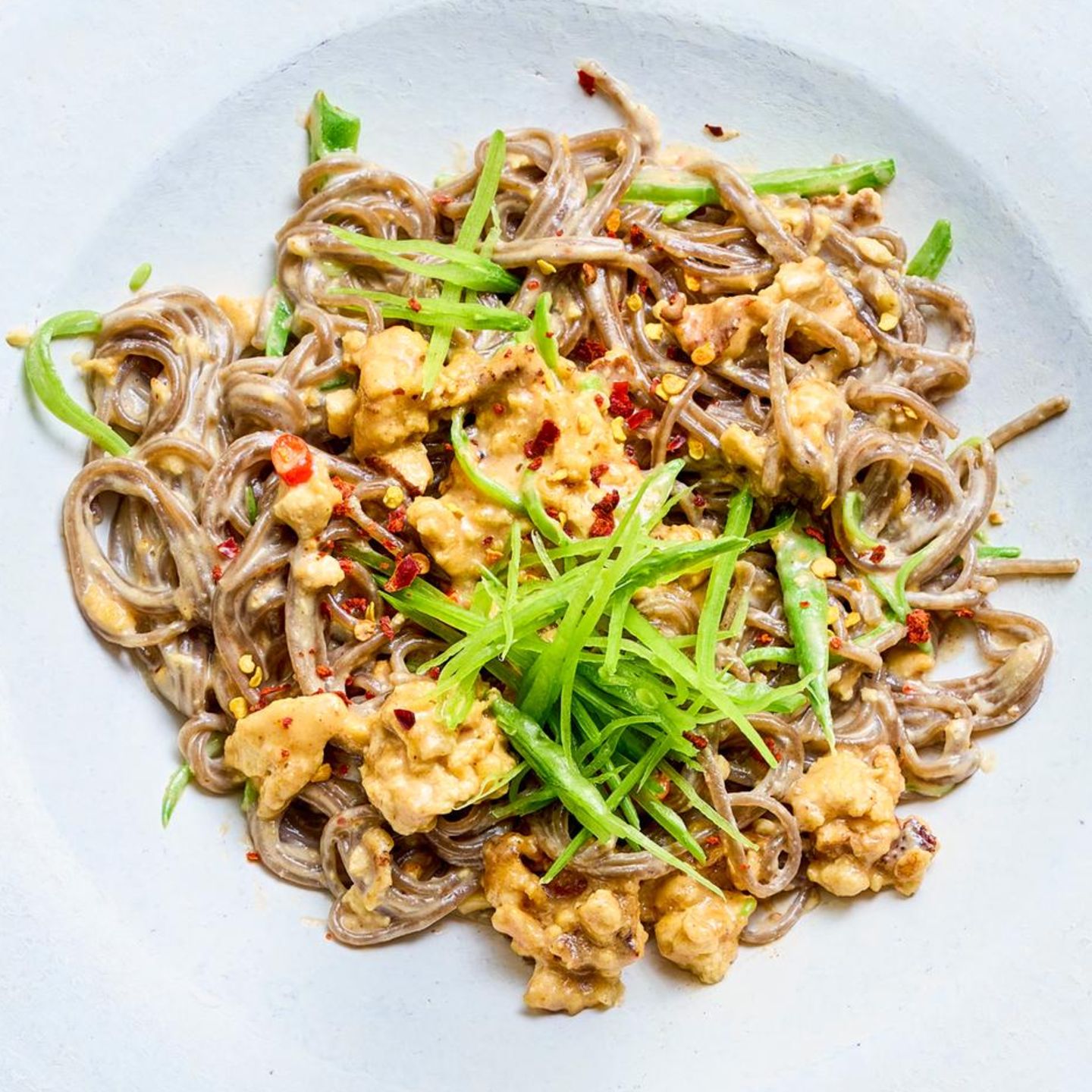 Soba-Nudeln mit Tofu und cremiger Erdnusssoße