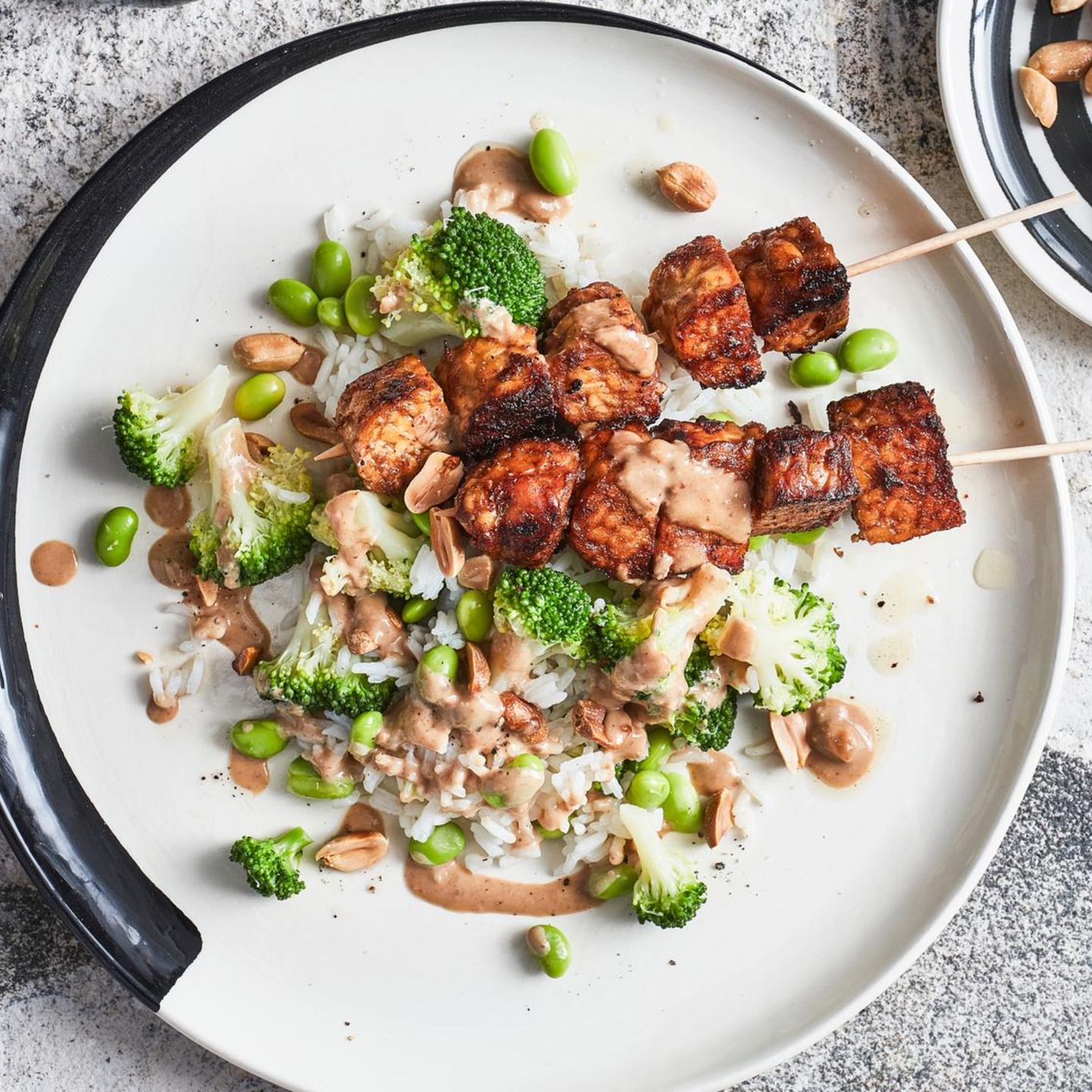 Reis-Gemüse-Pfanne mit Tempeh-Spießen und Erdnusssoße