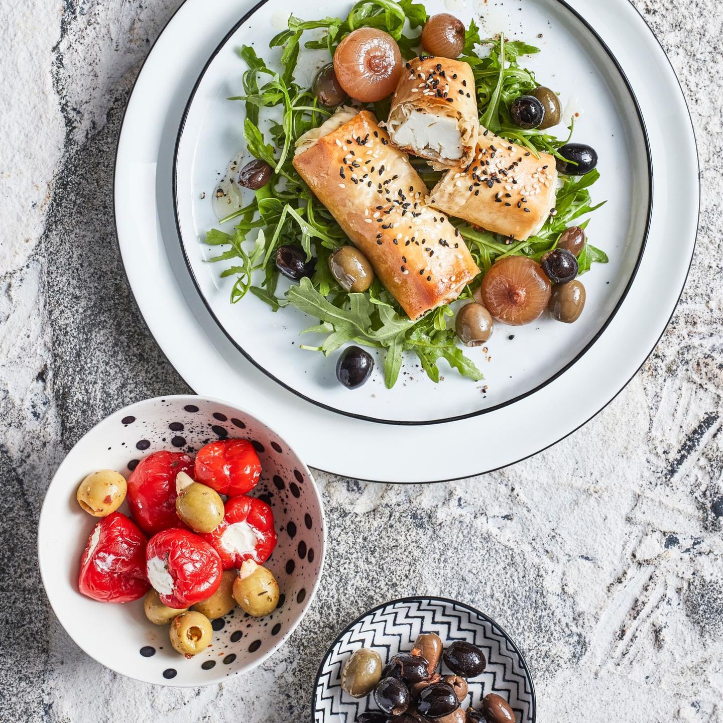 Feta im Filoteig mit Antipasti