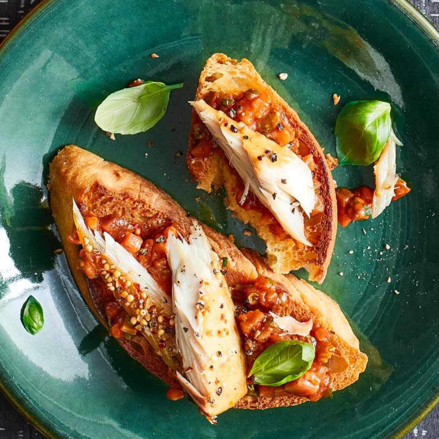 Caponata-Makrelen-Crostini