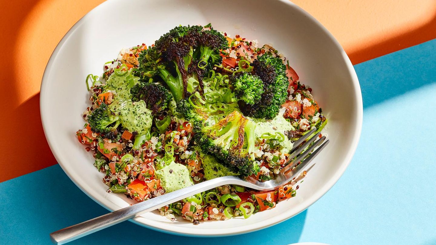 Gebratener Brokoli mit Kräuter-Quinoa und Rucola-Creme | BRIGITTE.de